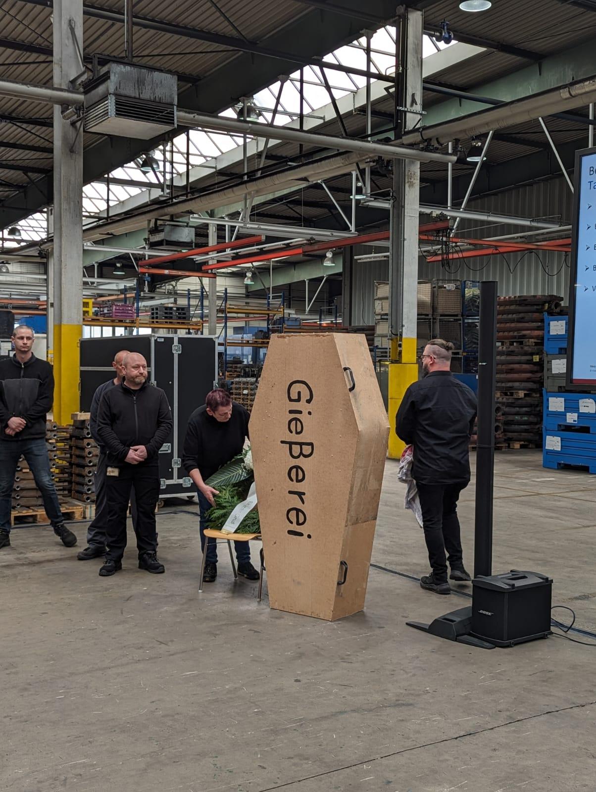 Beschäftigte der Breyden-Gießerei (ehemals Bosch und Buderus) in Lollar beerdigen ihre Gießerei 