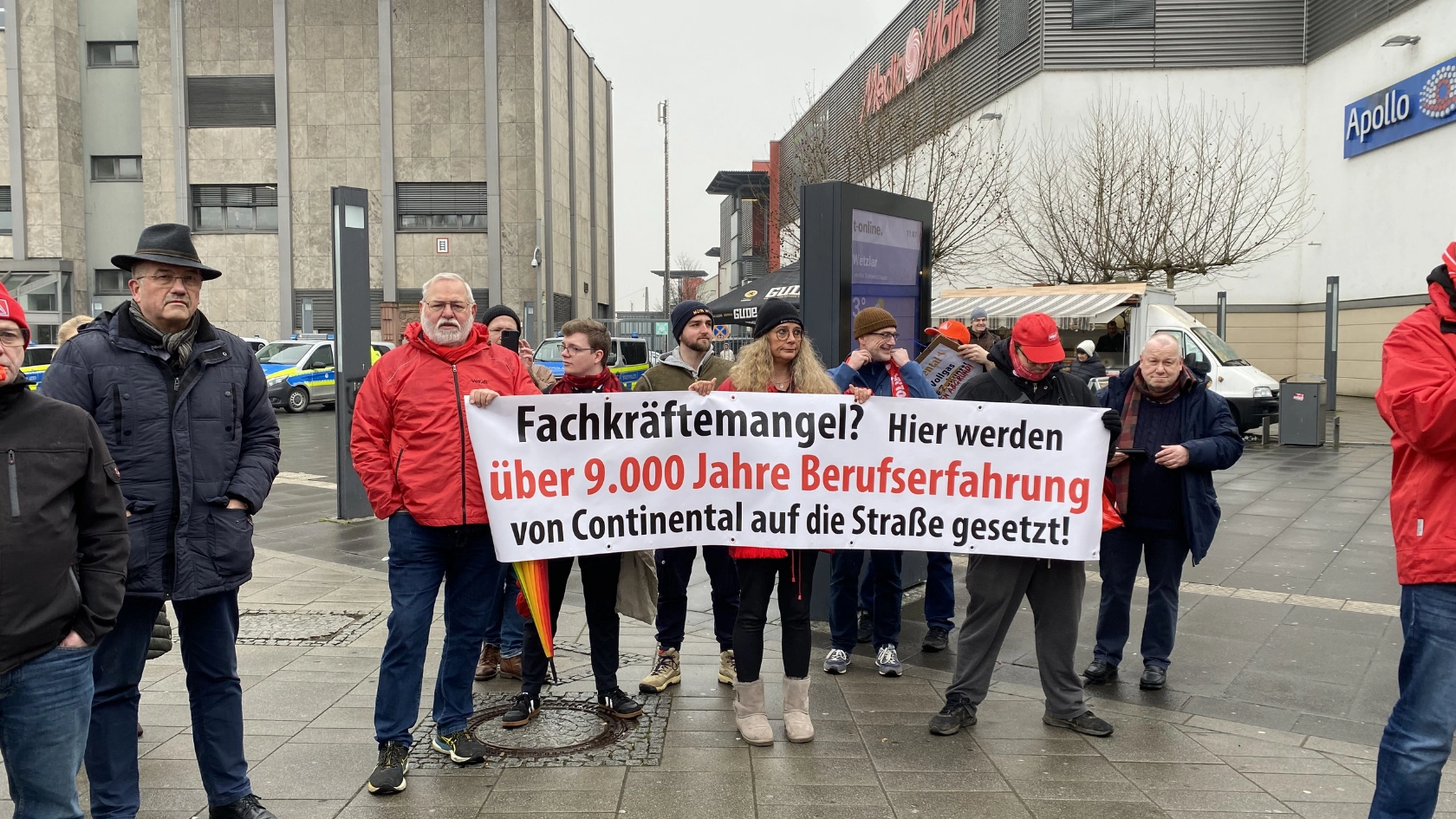 Kolleginnen und Kollegen von Continental demonstrieren in Wetzlar