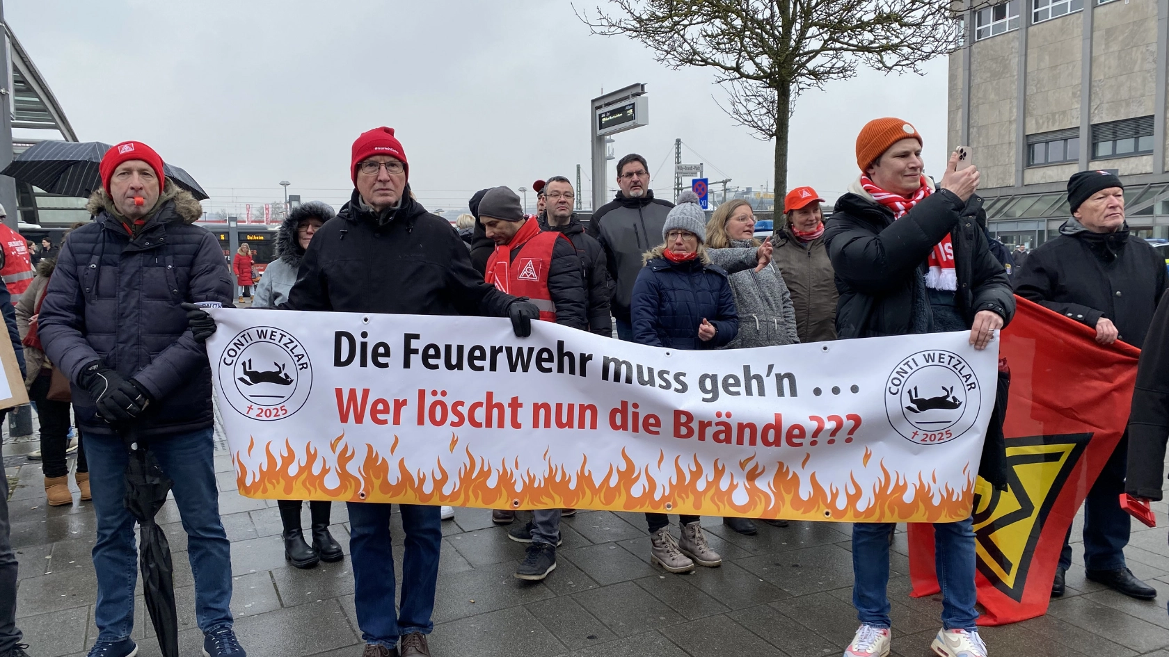 Kolleginnen und Kollegen von Continental demonstrieren in Wetzlar