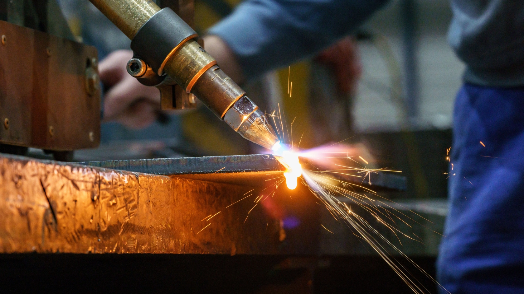Ein Schweißgerät bei Donges SteelTec GmbH in Darmstadt
