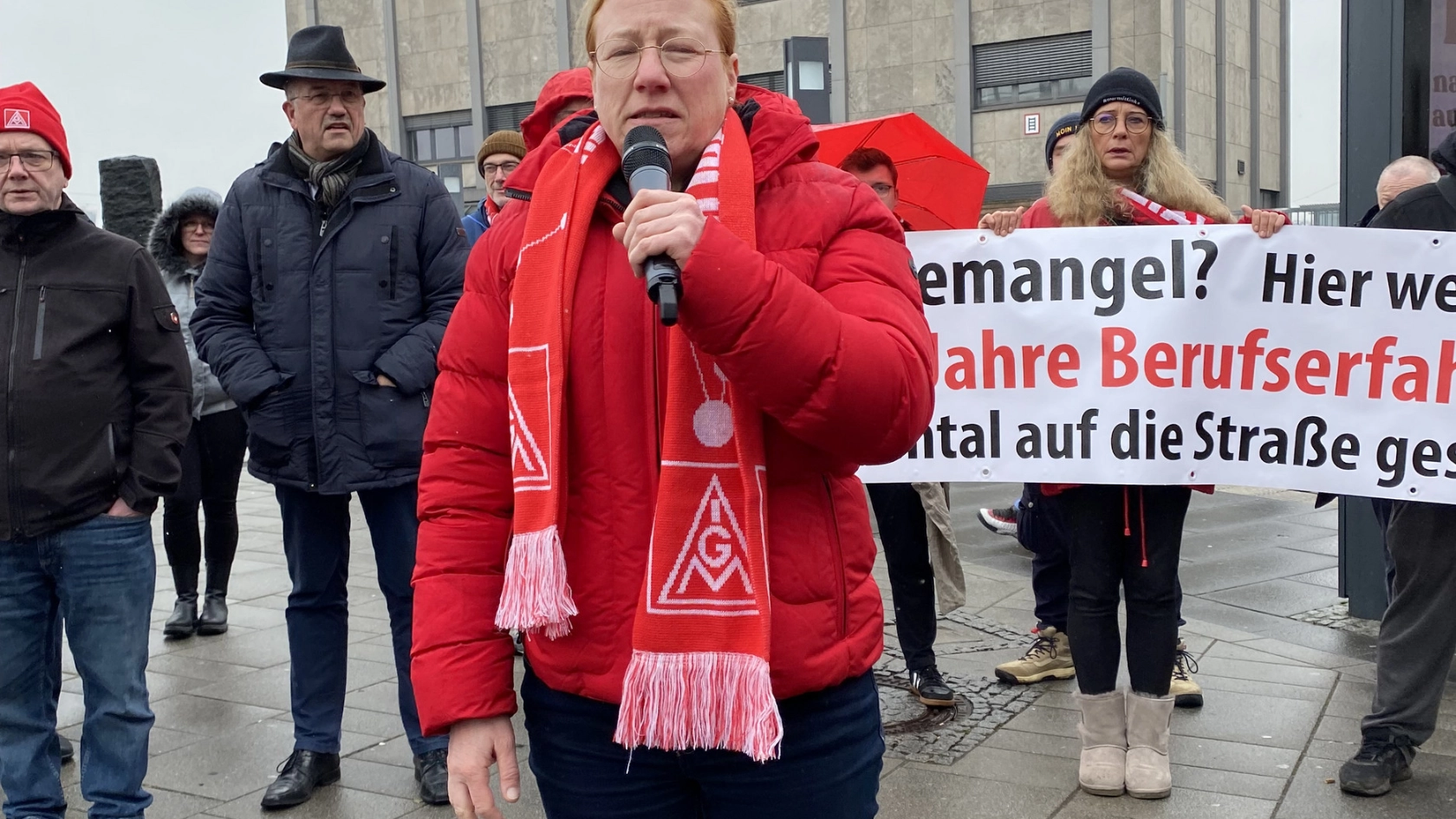 Kolleginnen und Kollegen von Continental demonstrieren in Wetzlar