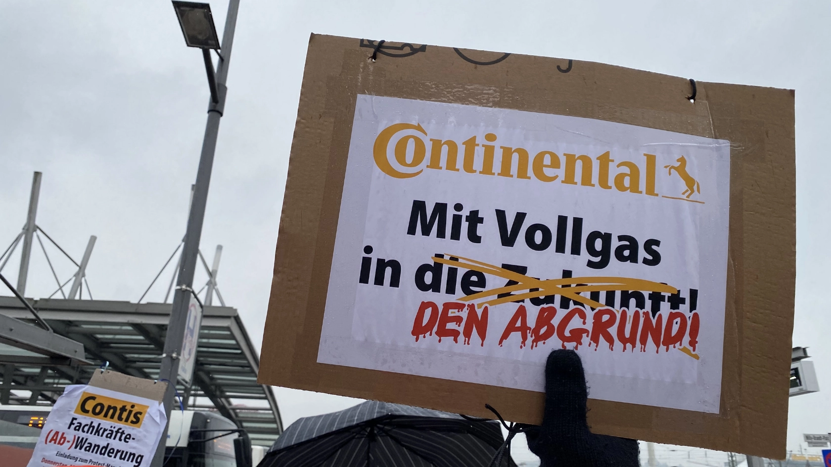 Kolleginnen und Kollegen von Continental demonstrieren in Wetzlar
