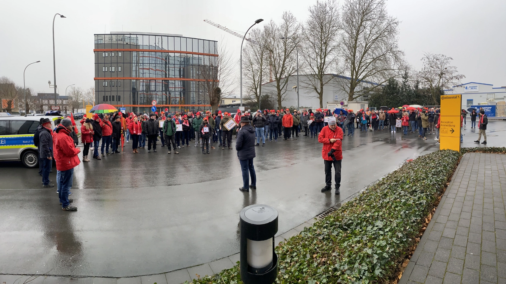 Kolleginnen und Kollegen von Continental demonstrieren in Wetzlar