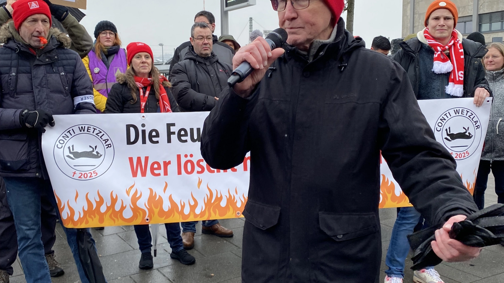 Kolleginnen und Kollegen von Continental demonstrieren in Wetzlar