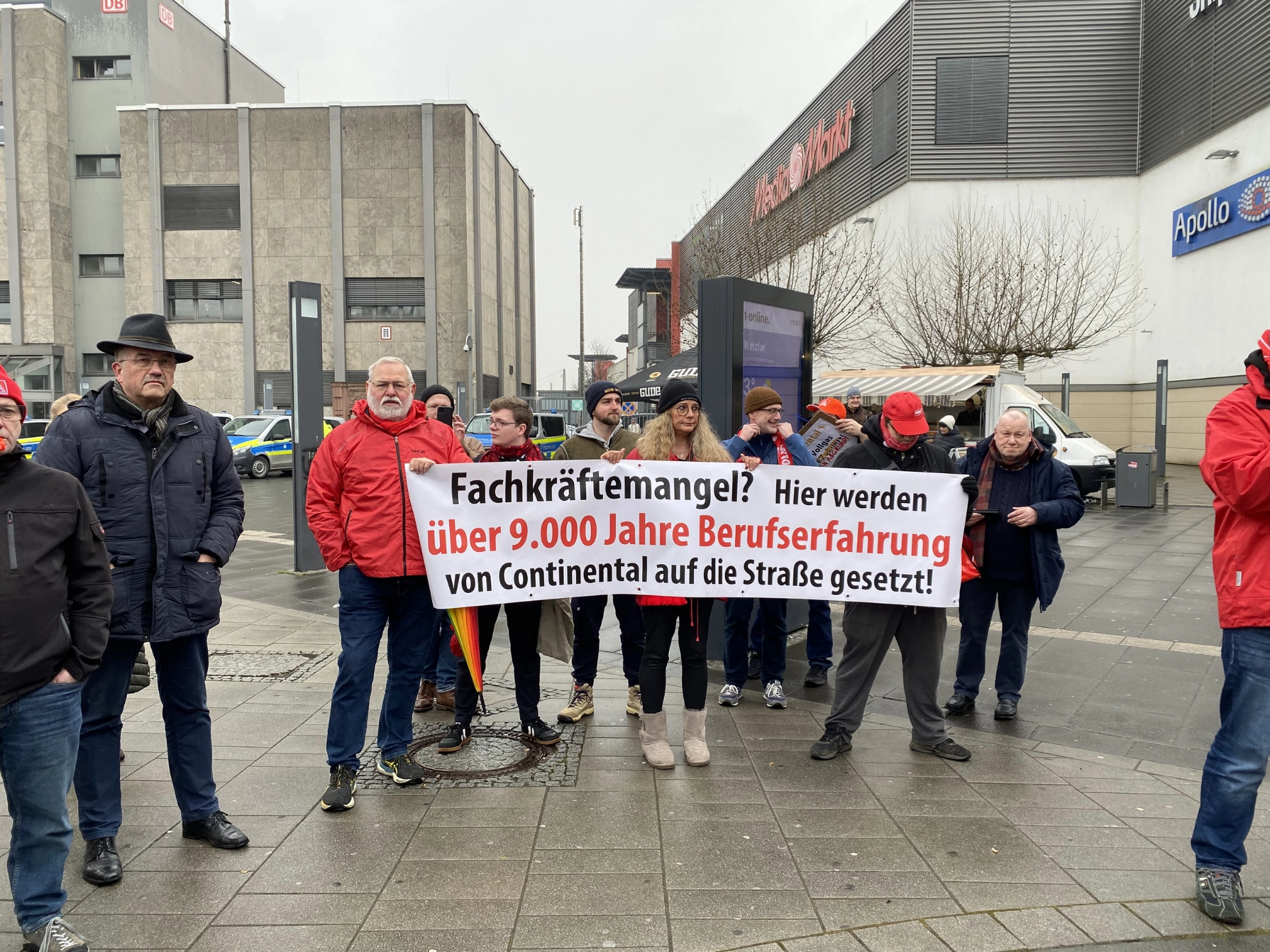 Kolleginnen und Kollegen von Continental demonstrieren in Wetzlar
