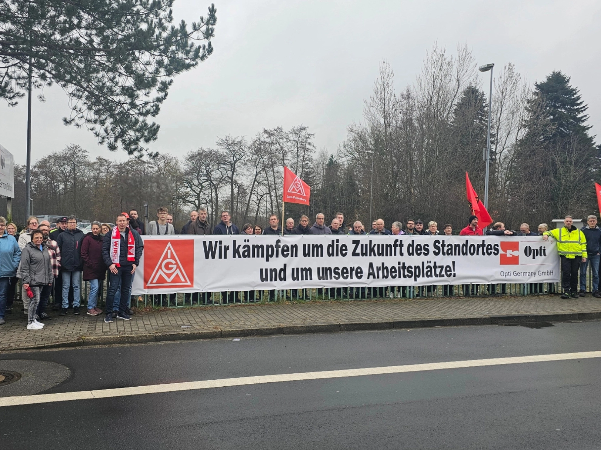 Beschäftigte von Opti in Rhauderfehn demonstrieren für den Erhalt ihres Standorts