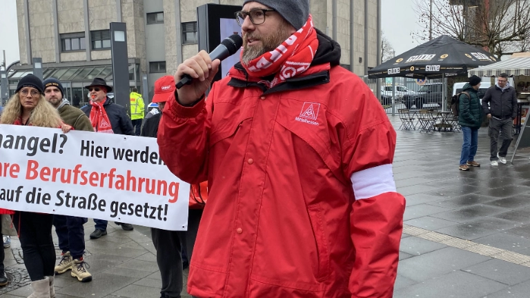 Kolleginnen und Kollegen von Continental demonstrieren in Wetzlar