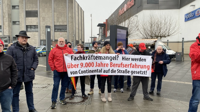 Kolleginnen und Kollegen von Continental demonstrieren in Wetzlar
