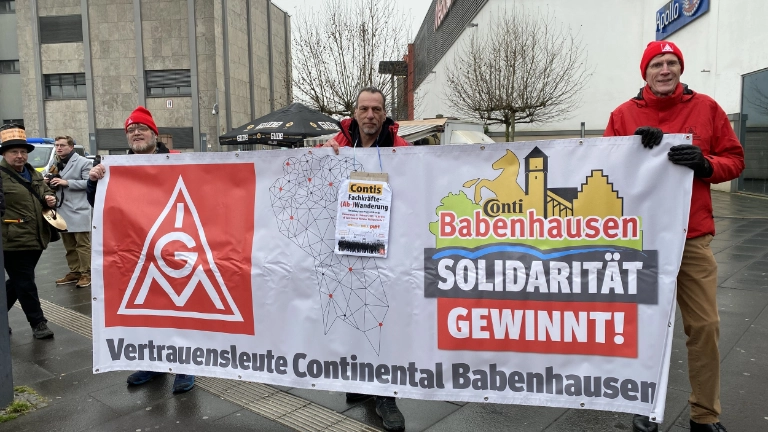 Kolleginnen und Kollegen von Continental demonstrieren in Wetzlar