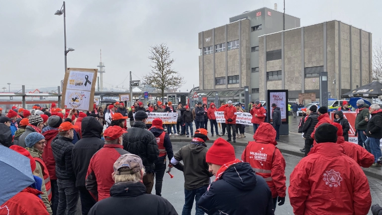 Kolleginnen und Kollegen von Continental demonstrieren in Wetzlar