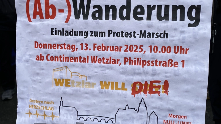 Kolleginnen und Kollegen von Continental demonstrieren in Wetzlar