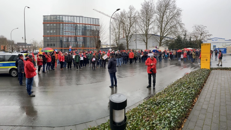 Kolleginnen und Kollegen von Continental demonstrieren in Wetzlar