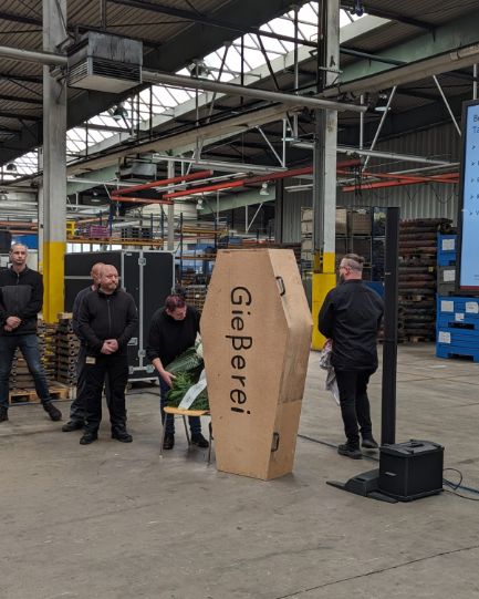 Beschäftigte der Breyden-Gießerei (ehemals Bosch und Buderus) in Lollar beerdigen ihre Gießerei 